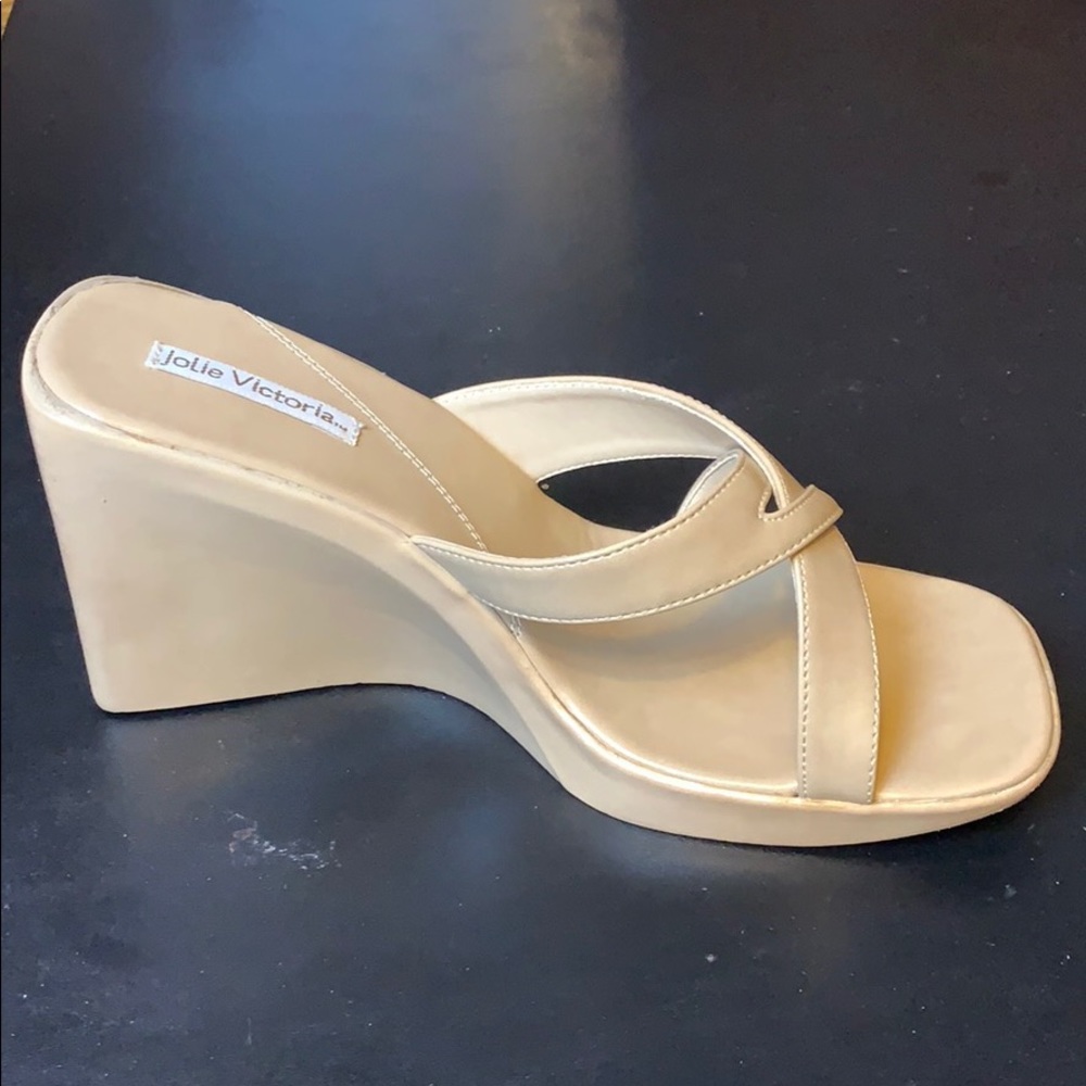 NWOT Jolie Victoria Beige Pump